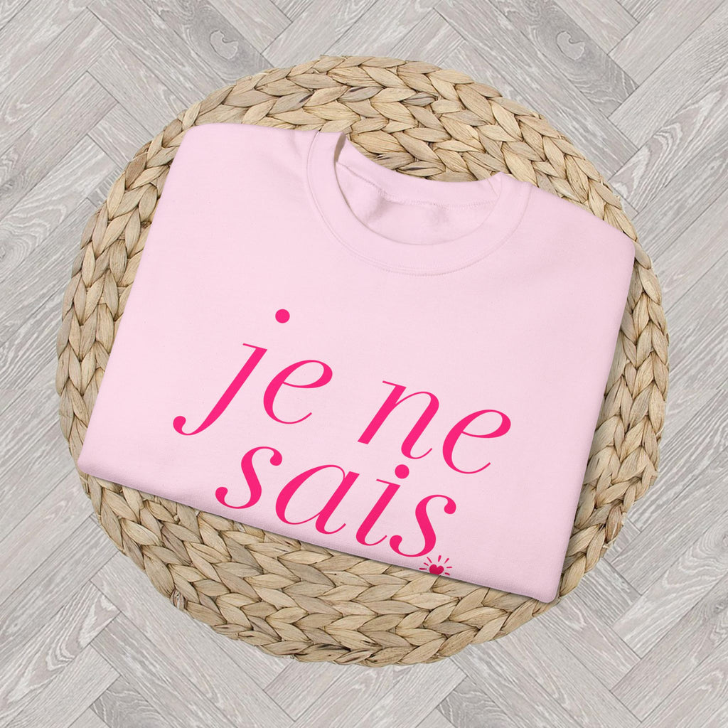 Je Ne Sais Quoi Sweatshirt – French Girl Style Cozy Travel Outfit, Paris Aesthetic College Look, Gift for Her