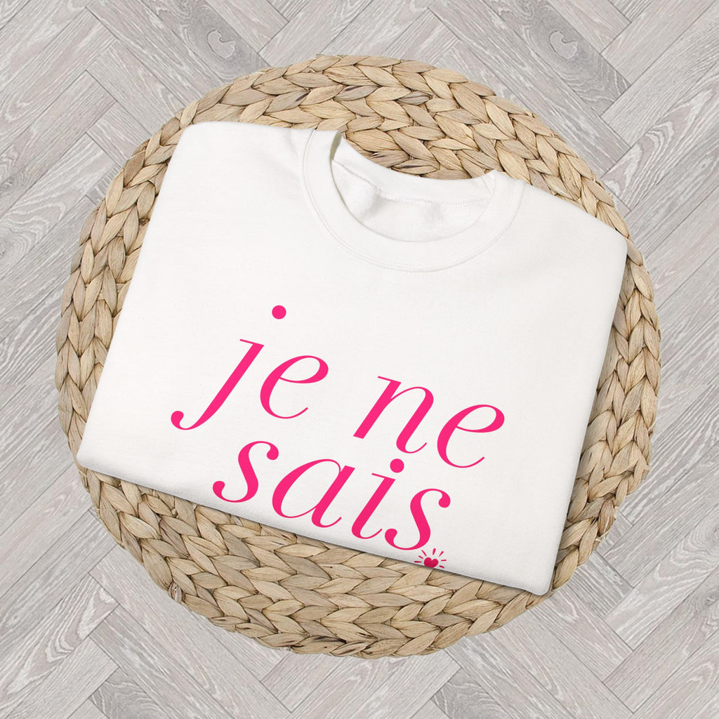 Je Ne Sais Quoi Sweatshirt – French Girl Style Cozy Travel Outfit, Paris Aesthetic College Look, Gift for Her