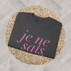 Je Ne Sais Quoi Sweatshirt – French Girl Style Cozy Travel Outfit, Paris Aesthetic College Look, Gift for Her