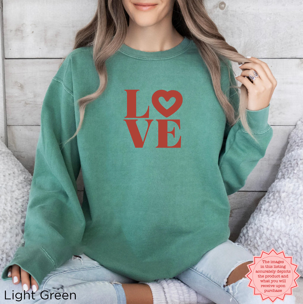 Relaxed women's crewneck sweatshirt featuring a romantic LO♡VE graphic
