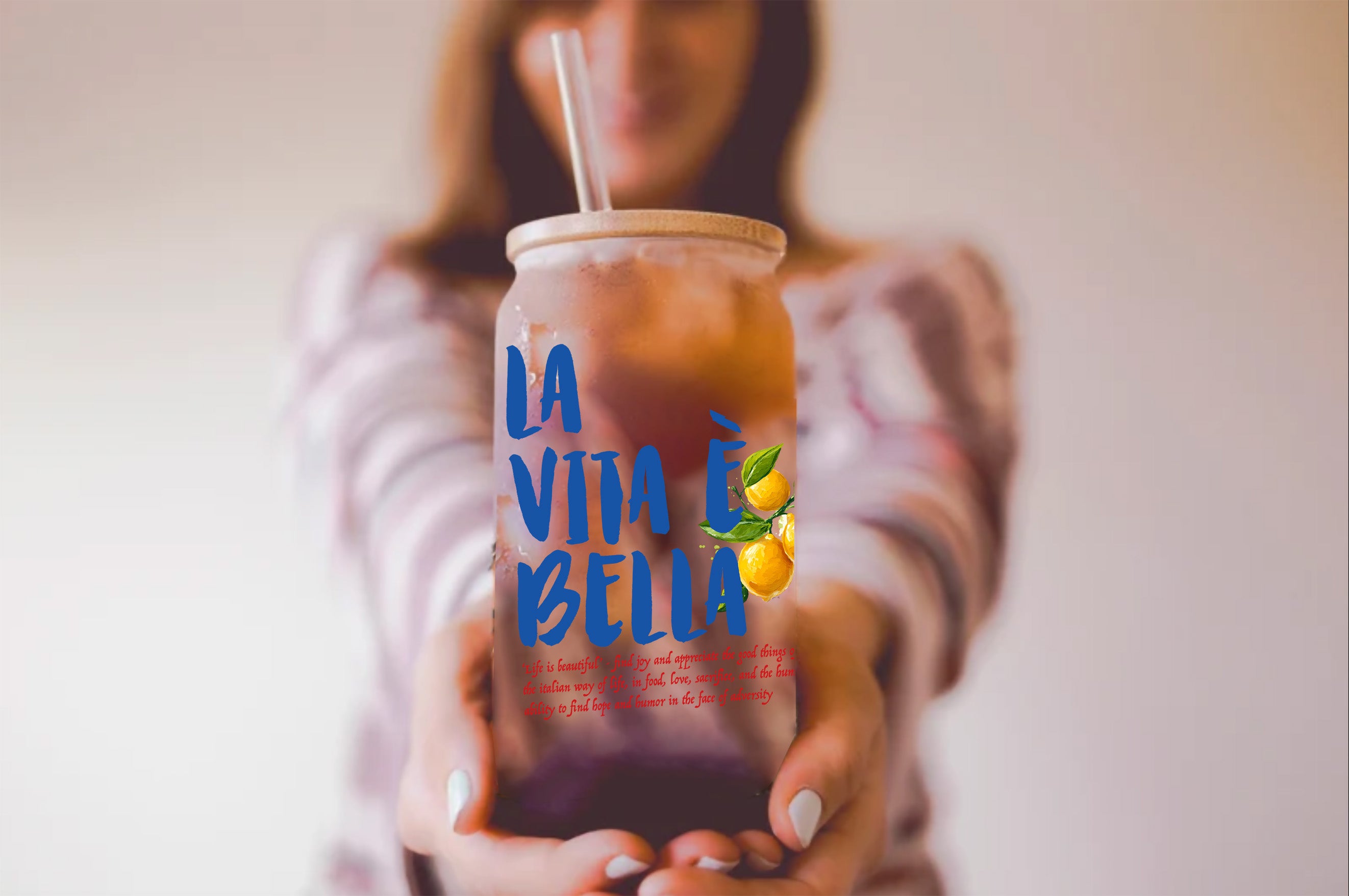 Elegant La Vita e Bella glass cup with bamboo lid, perfect for home bar or brunch serving