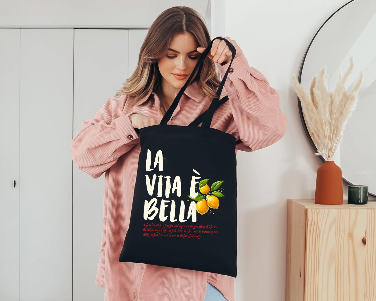 Natural cotton canvas tote bag featuring La Vita è Bella typography and hand-painted Mediterranean lemons inspired by the Italian coast.